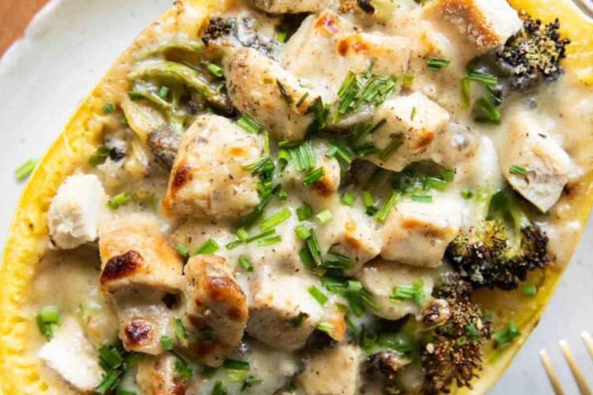 Chicken Alfredo Spaghetti Squash Bake
from Jar of Lemons. 