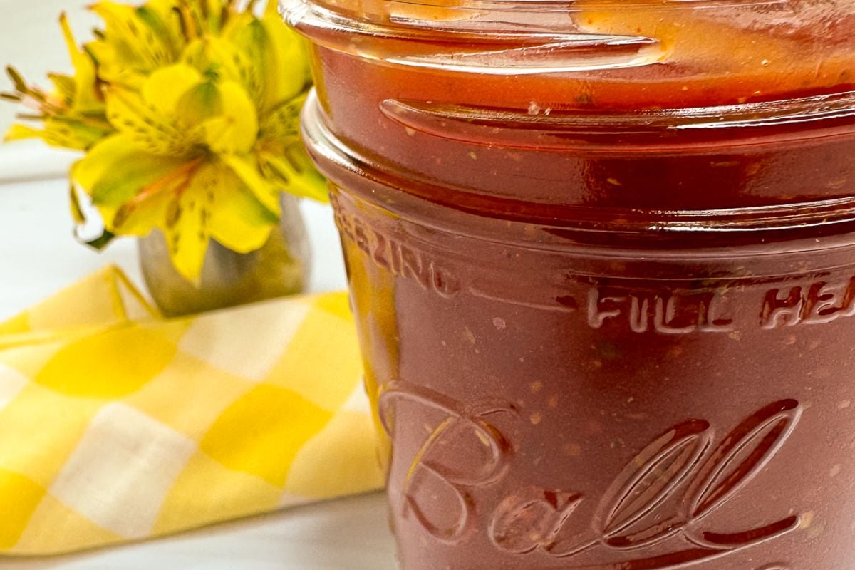 Cajun bbq sauce in a glass Ball jar.